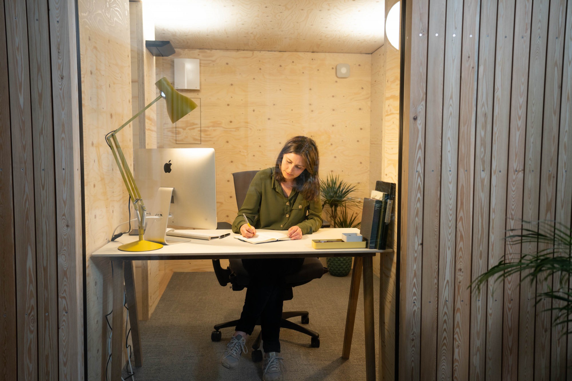 Woman working in a Blok